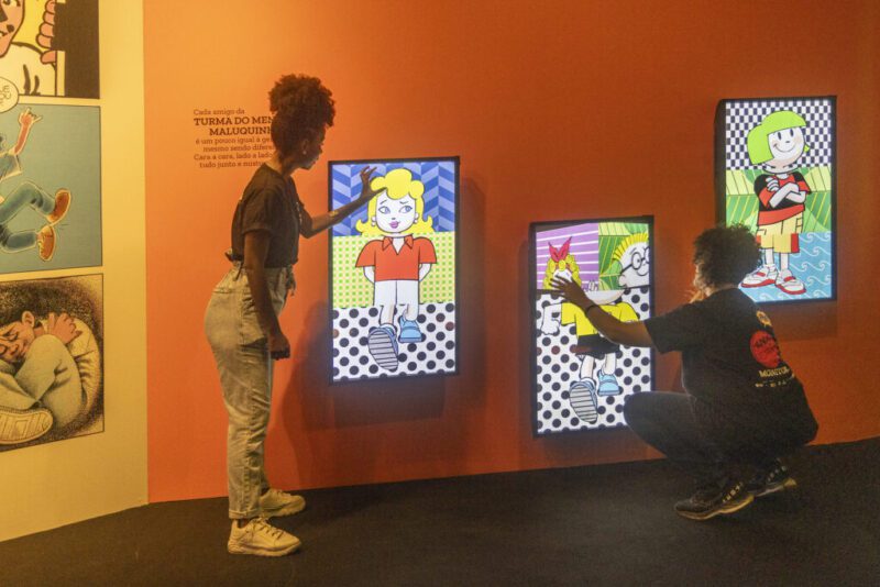 Painéis digitais interativos com personagens de Ziraldo na Exposição Mundo Zira, em cartaz no CCBB São Paulo.